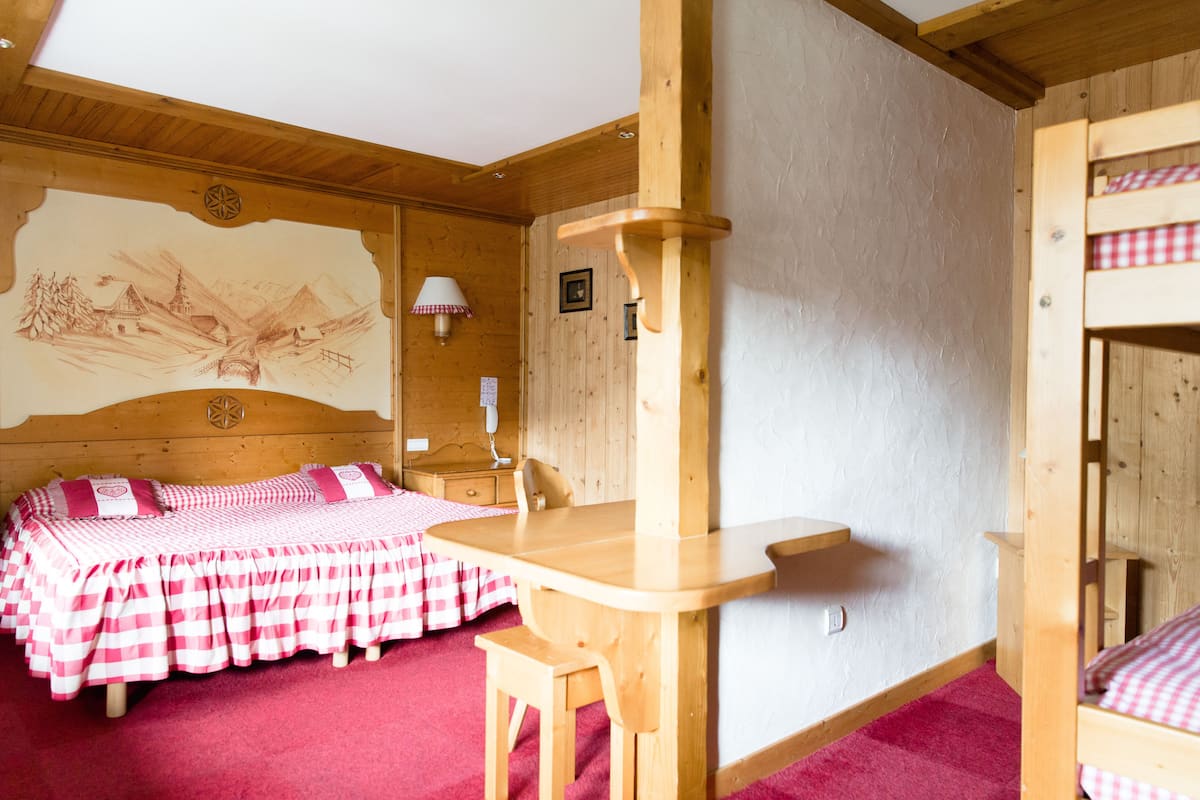 Vierpersoonskamer | Luxe beddengoed, een kluis op de kamer, individueel gedecoreerd