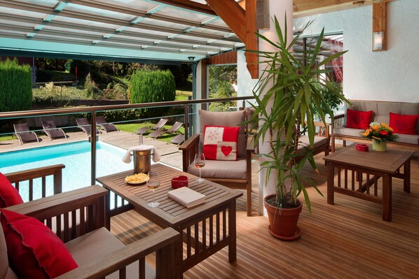 Bar en bord de piscine