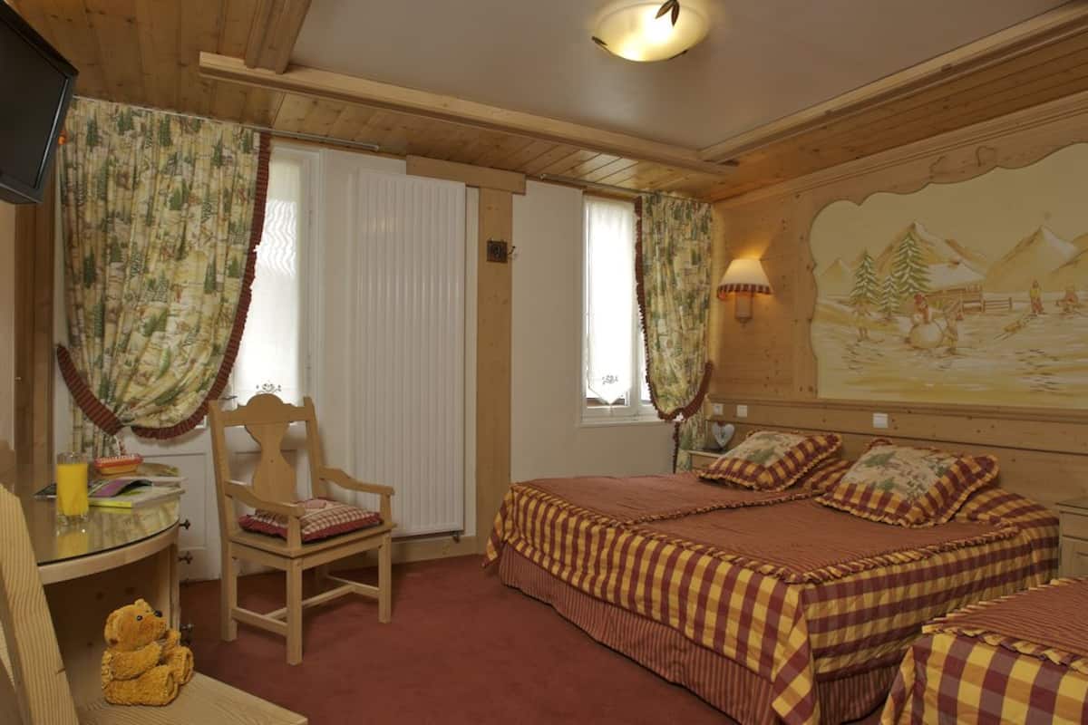 Premium bedding, in-room safe, blackout curtains, cots/infant beds