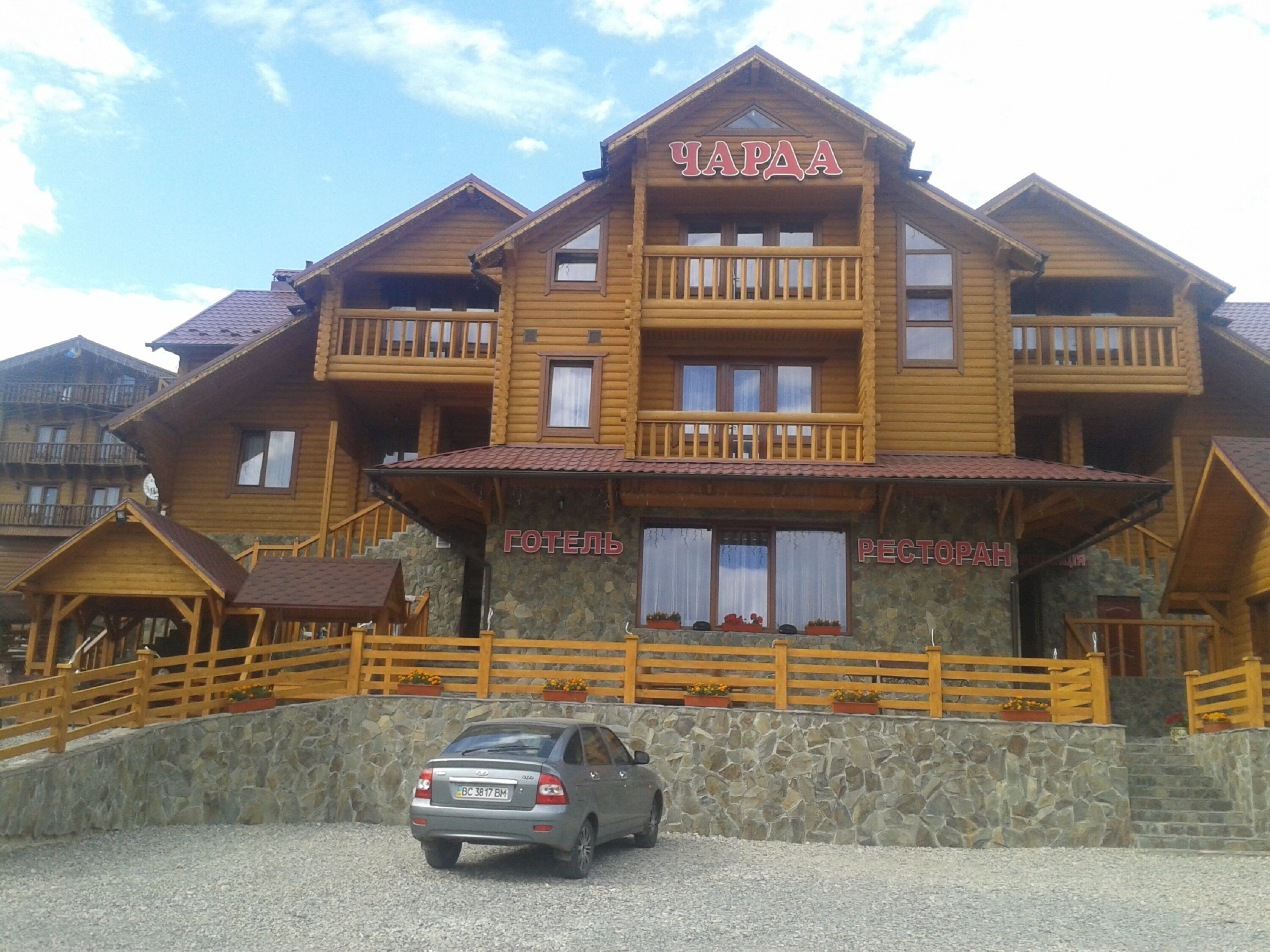 Un hôtel en bois, doté de balcons et d’une façade en pierre.