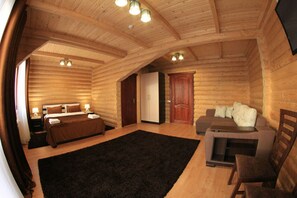 Suite junior, baño privado | Ropa de cama de alta calidad, tabla de planchar con plancha, wifi gratis