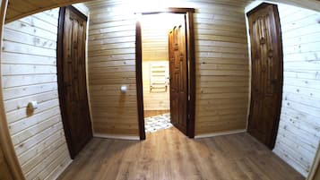 Quarto casal, banheiro compartilhado (Attic) | 1 quarto, roupas de cama premium, ferros/tábuas de passar roupa