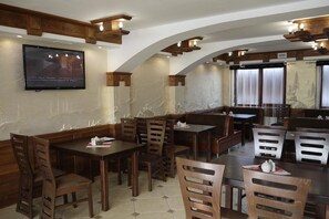 Daily cooked-to-order breakfast for a fee - Charda Hotel (Bukovel)