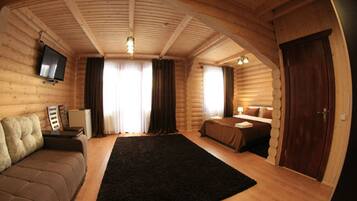 Suite junior, baño privado | Ropa de cama de alta calidad y tabla de planchar con plancha