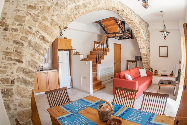 Traditional House, 2 Bedrooms | Living room