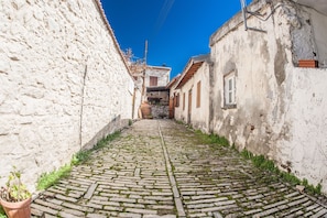 Traditional House, 2 Bedrooms | Terrace/patio