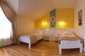 Suite junior | Ropa de cama de alta calidad, minibar, caja fuerte y escritorio