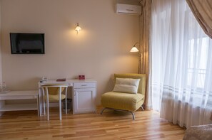 Junior Suite | Premium bedding, minibar, in-room safe, desk