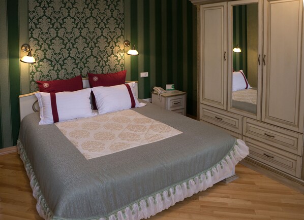 Suite, Kitchen | Premium bedding, minibar, in-room safe, desk