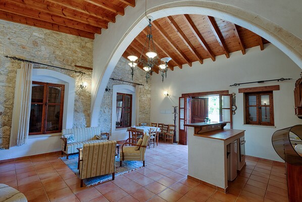 Maison traditionnelle, 2 chambres, vue sur la montagne, cÎté montagne | Salle de séjour | Téléviseur à écran plat de 45 po avec télévision par cùble, téléviseur