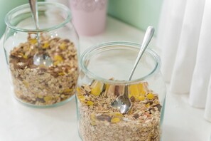 Desayuno buffet (EUR 12 por persona) 