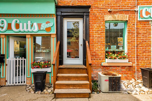 Apartemen Khas, 2 kamar tidur | Dilengkapi dengan perabotan berbeda-beda dan ruang kerja ramah laptop