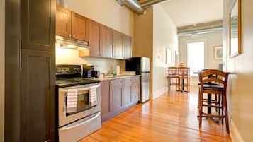 Appartamento Premium, vista città | Cucina privata | Frigorifero con congelatore, microonde, forno, piano cottura