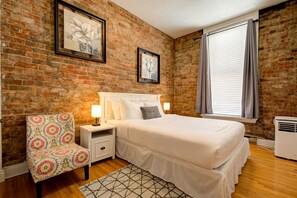 Apartemen Deluks | Dilengkapi dengan perabotan berbeda-beda dan ruang kerja ramah laptop