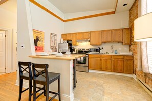 Deluxe Apartment | Private kitchen | Full-size fridge, microwave, oven, stovetop