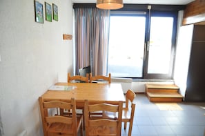 Standard Bungalow, 1 Bedroom | In-room dining - L'Espinette (Hotton)