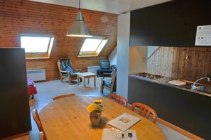 Bungalow clásico, 1 habitación | Sala de estar | Televisión 