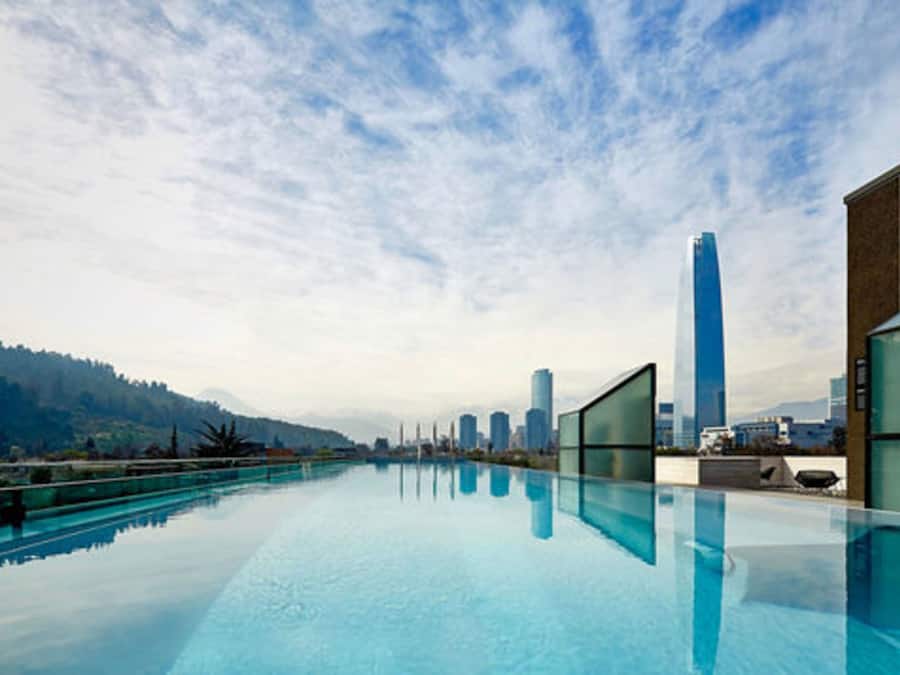 Una piscina al aire libre, tumbonas