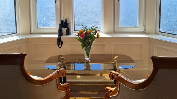 A bay window with a view of a lake and hills. - Corriemar Guest House (Oban)