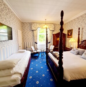 Kamar Double atau Twin Deluks (Four Poster, Room 8) | Seprai premium, setrika/meja setrika, dan seprai linen
