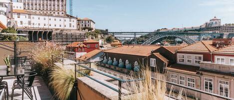 Une terrasse sur le toit offrant une vue sur un pont et des bâtiments historiques.