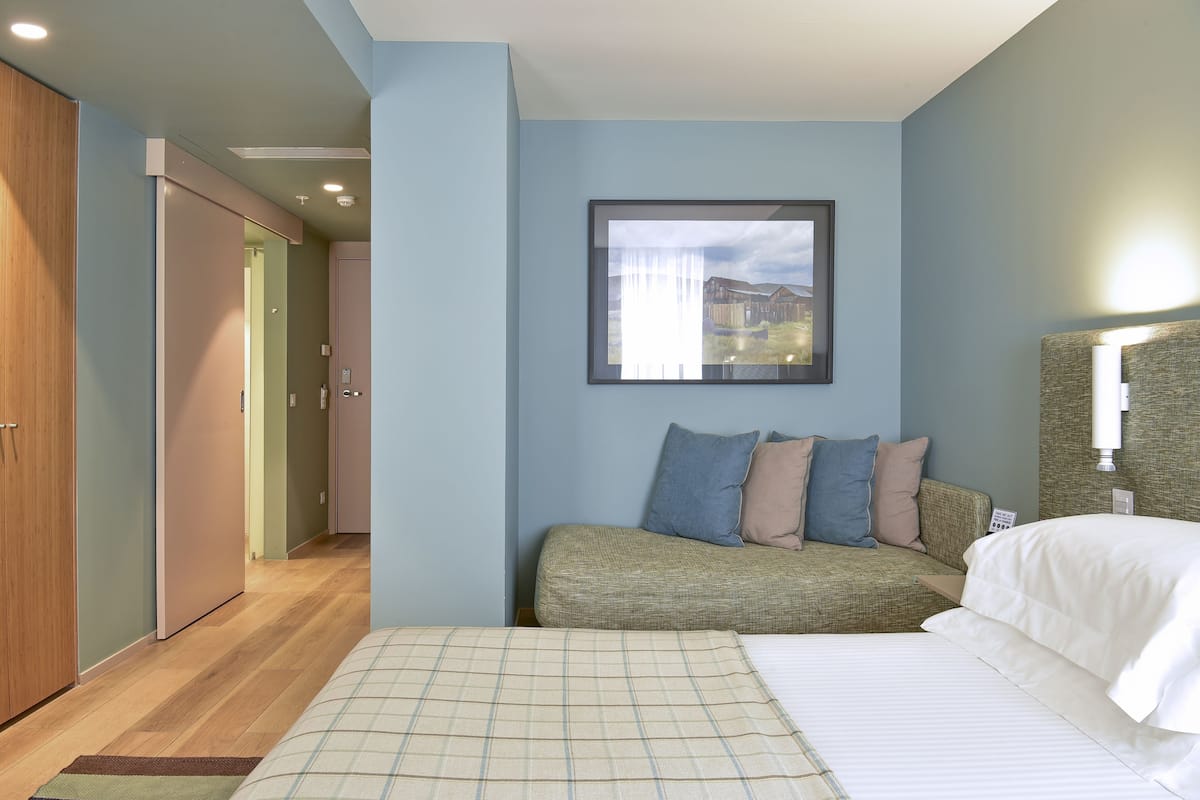 Hypo-allergenic bedding, minibar, in-room safe, desk