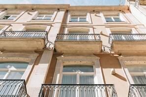 A multi-story building with balconies and windows. - The Editory House Ribeira Porto Hotel (Porto)