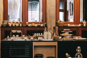 Een buffet met diverse gerechten en toevoegingen.