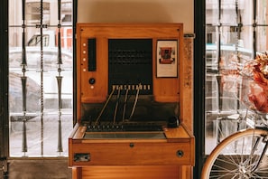 Een oude telefooncentrale met houten afwerking, in een ruimte met een groot raam.