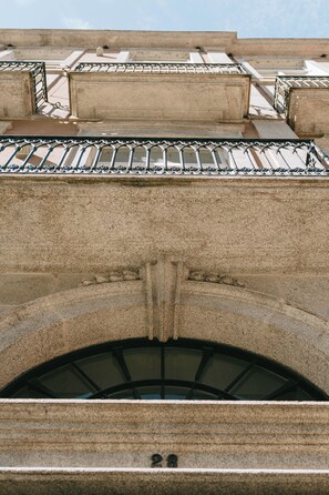 A stone balustrade with a series of steps leading up to a flat roof. - The Editory House Ribeira Porto Hotel (Porto)