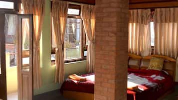 Standard-Einzelzimmer, 1 Schlafzimmer, Blick auf den Innenhof, zum Innenhof hin | Badezimmer | Dusche, Regendusche, kostenlose Toilettenartikel, Hausschuhe