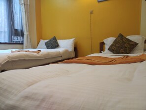 Down comforters, in-room safe, desk, soundproofing - Golden Gate Guest House (Bhaktapur)