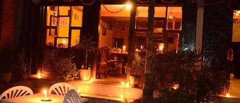 Daily continental breakfast (USD 4 per person)