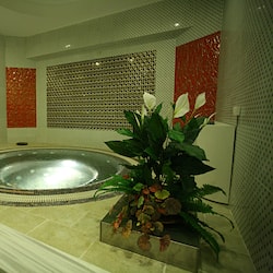 Couples treatment room(s), sauna, hot tub, steam room