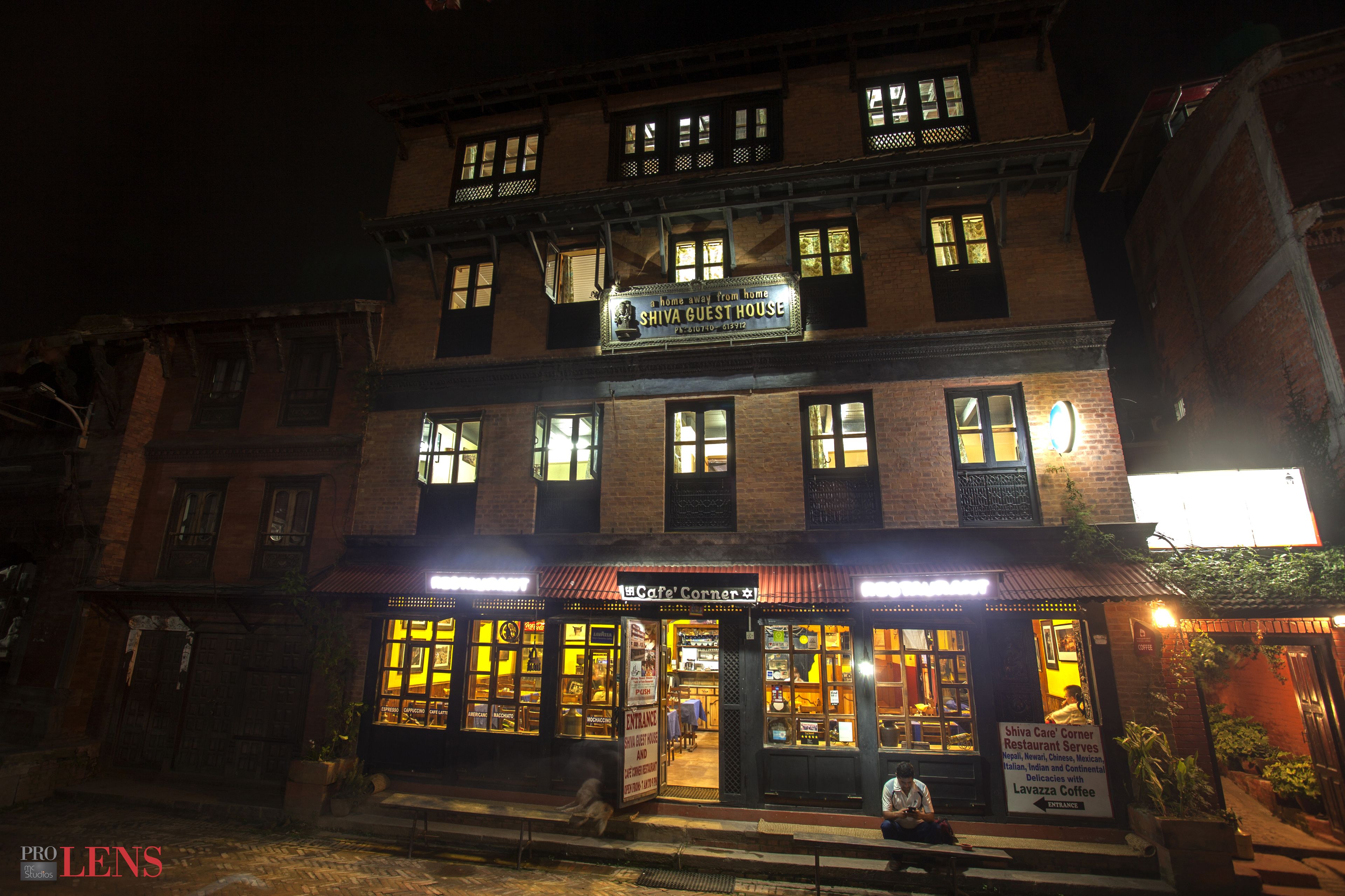 Fachada de la propiedad por la tarde o noche