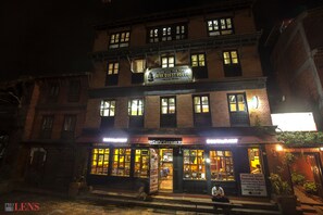 Fachada de la propiedad por la tarde o noche