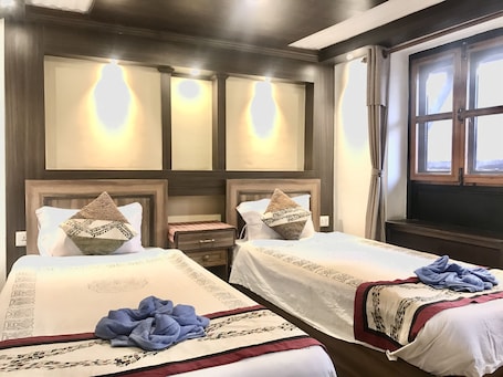 Escritorio, wifi gratis y ropa de cama