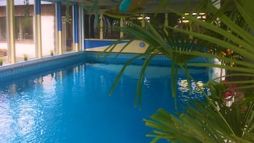 Indendørs pool, parasoller, liggestole