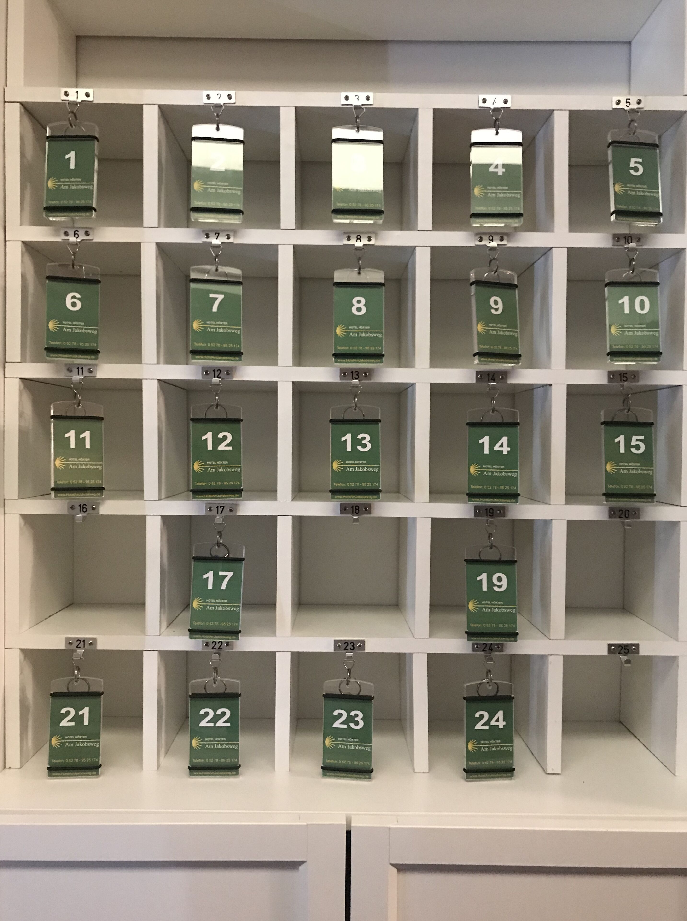 Un agencement de chambre d’hôtel comprenant des bacs de rangement numérotés placés sur des étagères.