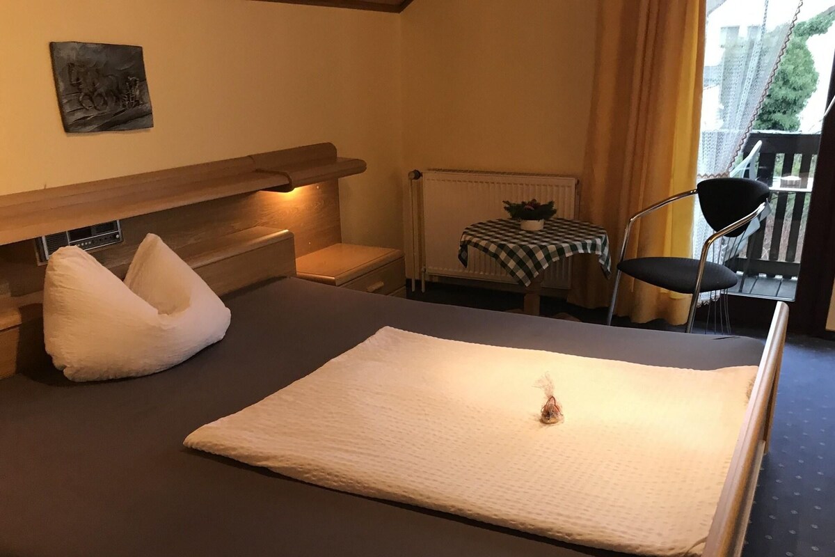 Minibar, safe på rommet, lydisolert og barnesenger