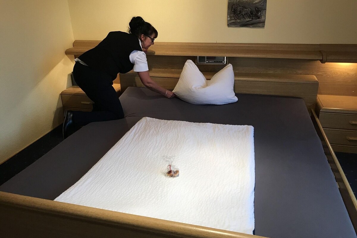 Minibar, safe på rommet, lydisolert og barnesenger