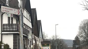 Um edifício europeu tradicional com uma placa indicando direções para Holzminden e Höxter.