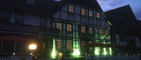 Fassade der Unterkunft – Abend/Nacht