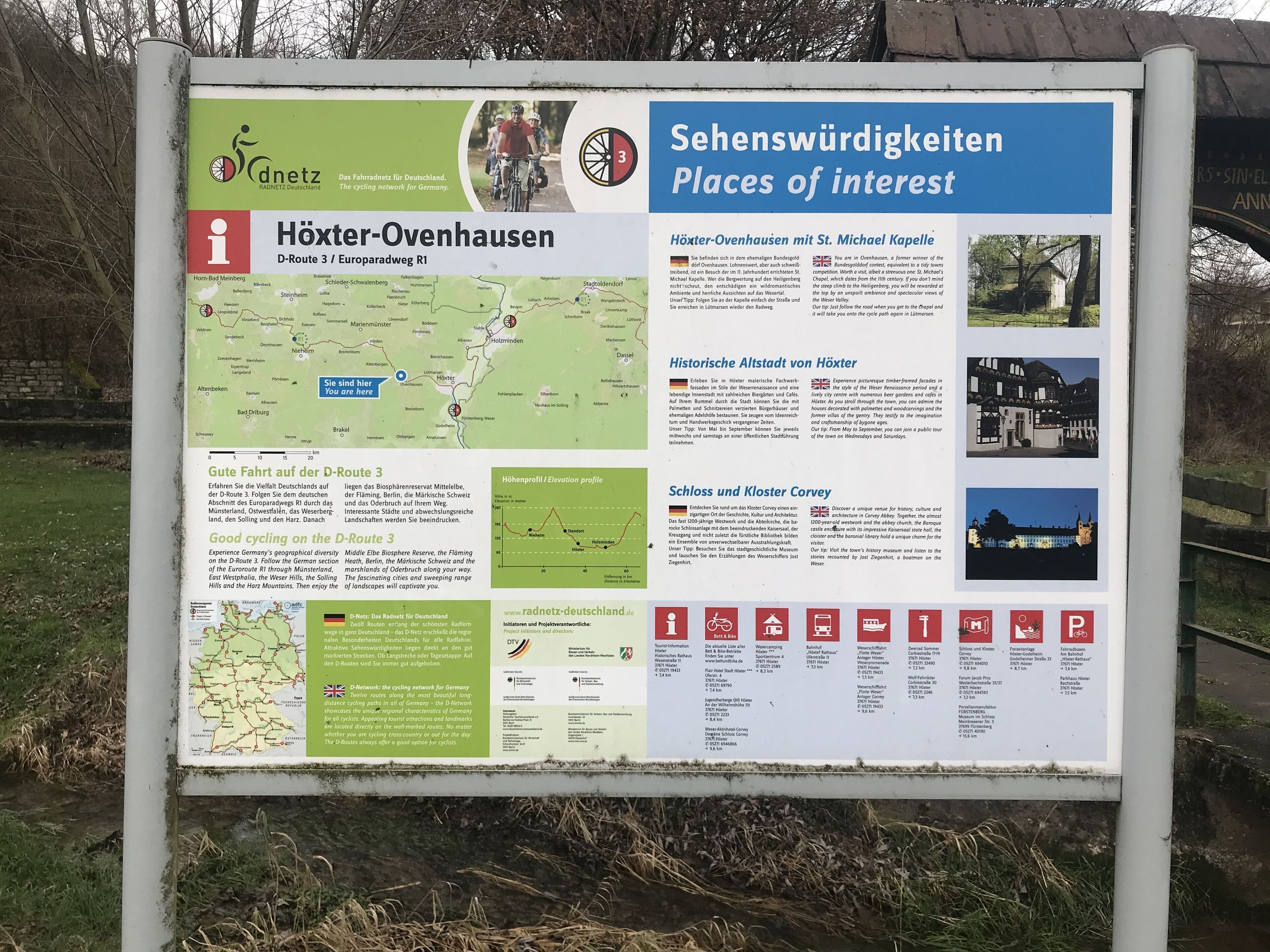 Un panel informativo de viajes con mapas y texto sobre Höxter-Owenhausen, que incluye rutas ciclistas y lugares de interés.