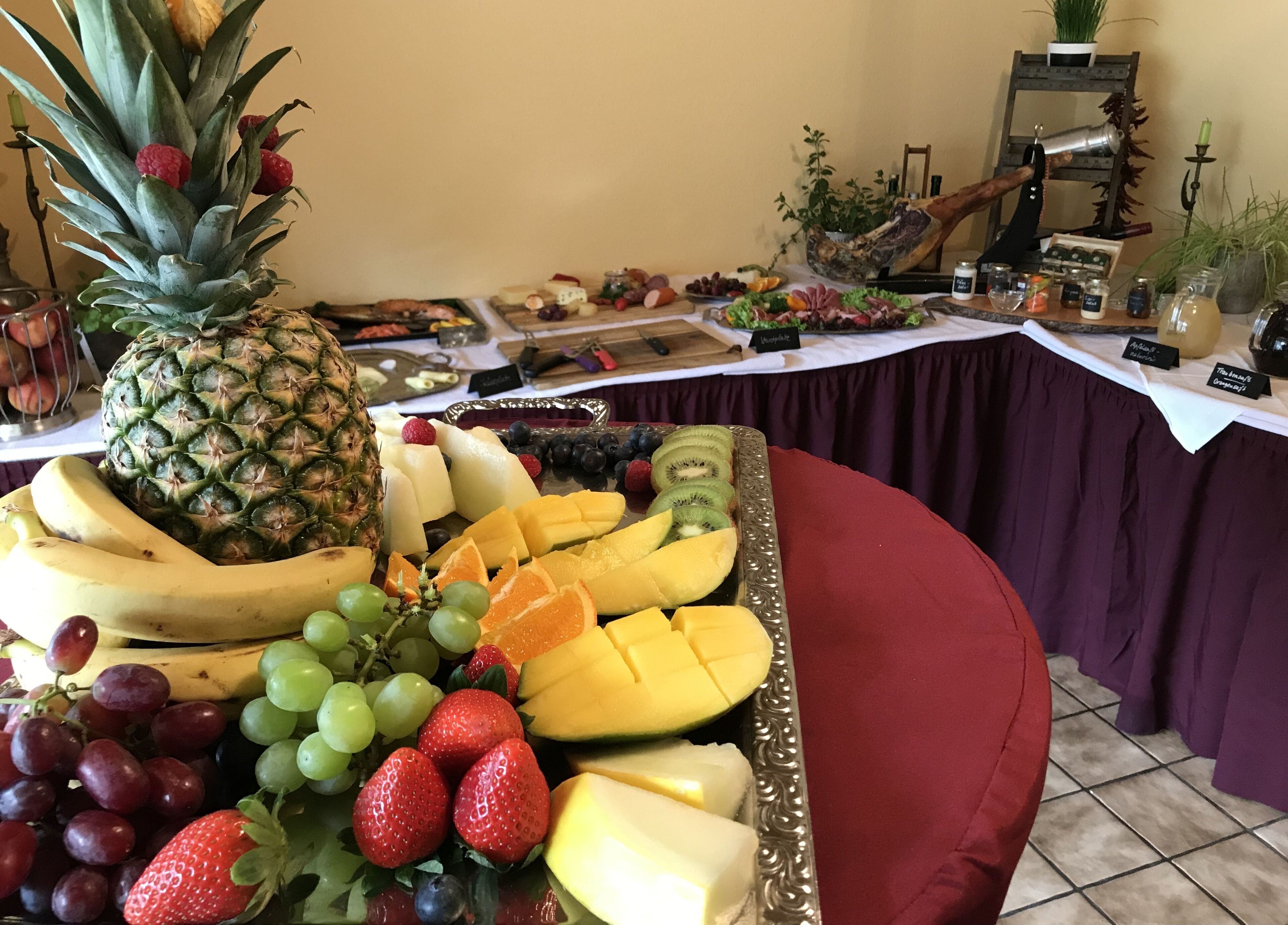 Ein Buffet mit einer Auswahl an Obst und Käse.