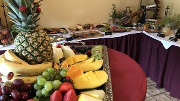 Ein Buffet mit einer Auswahl an Obst und Käse.