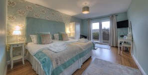 Twin Room, Balcony | Premium bedding, individually decorated, individually furnished, desk - Aspen Lodge (Oban)