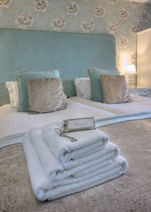 Twin Room, Balcony | Premium bedding, individually decorated, individually furnished, desk - Aspen Lodge (Oban)
