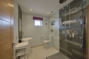 Double Room, Balcony | Bathroom | Shower, rainfall showerhead, designer toiletries, hair dryer - Aspen Lodge (Oban)