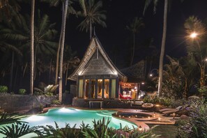 Outdoor pool, pool loungers - Absolute Beachfront Romantic Villa Laut (Tabanan)